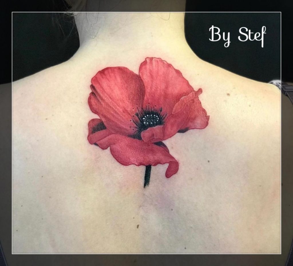 Fleur rouge en tatouage sur le coup