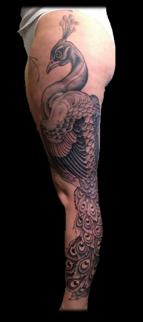 Grand tatouage de paon sur une jambe