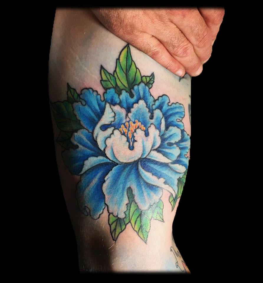 Grande fleur bleu de lotus avec des détails en tatouage de bras