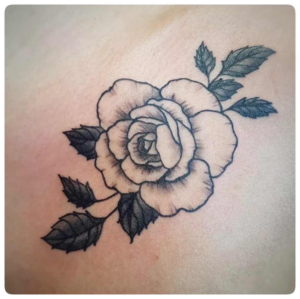 Tatouage de rose avec ses fleurs épineuse